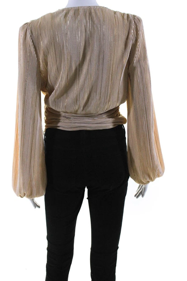 Blusa Top ASTR Para Mujer Acordeón Metálico Plisado Cordón Cuello en V Dorada Mediana L Foto 4 de 4