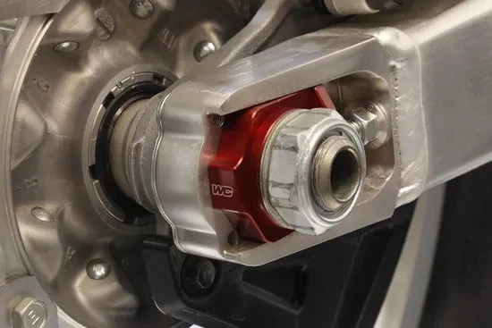 Par de bloques de eje Elite de aluminio rojo Works para Honda CR250R 00-08 Foto 3 de 4