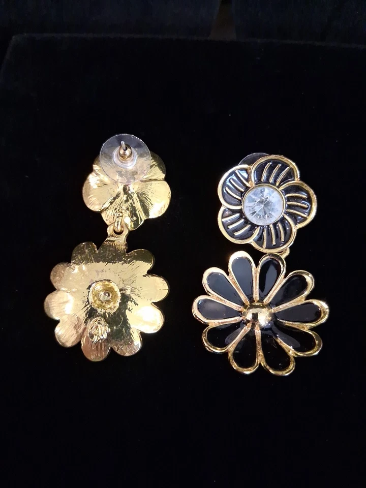 Pendientes colgantes Amrita Singh llamativos con flores negras y doradas, 1,75 pulgadas Foto 3 de 4