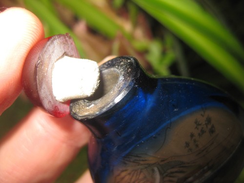 Antigua botella de vidrio azul tabaco chino: Gran Muralla China - Imagen 10 de 11