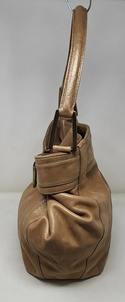Bolso de Hombro Hobo de Cuero Grande Kooba Dorado Brillo/Beige Asa Superior Hebilla de Latón Foto 3 de 4