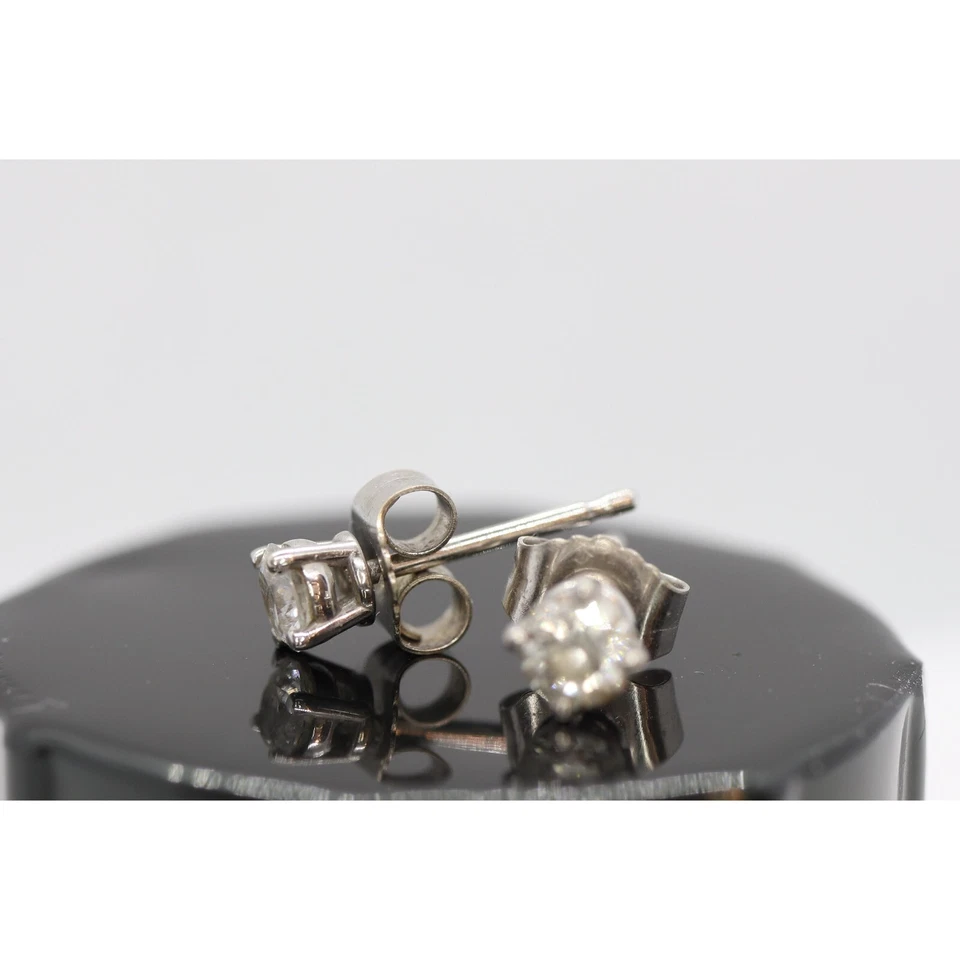 Pendientes con tachuelas de diamantes de 14k de oro de 14k. Pendientes solitario de diamantes de oro blanco de 14k. Foto 4 de 4