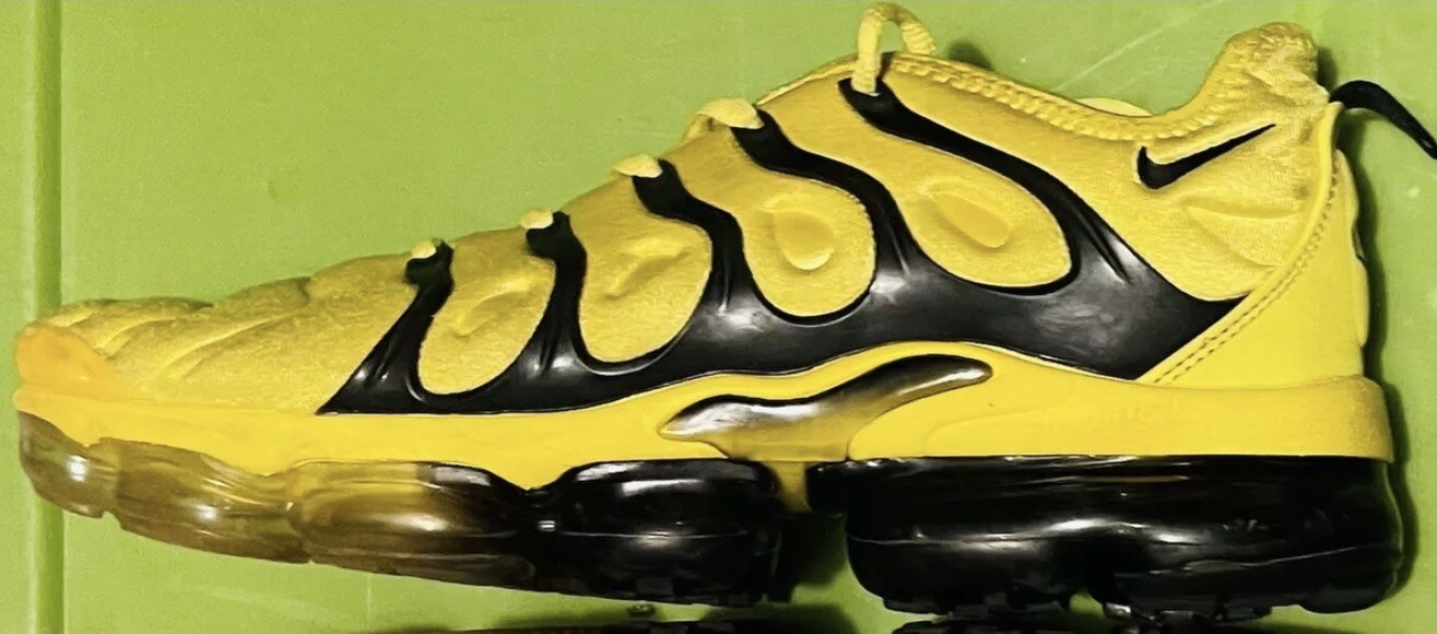 vapormax plus black yellow