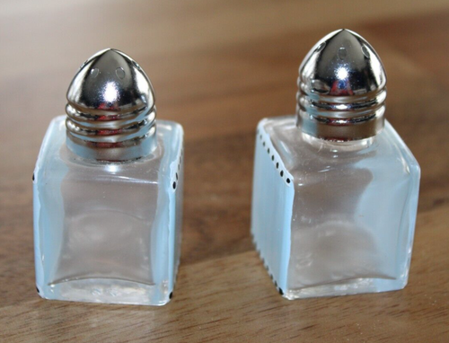 Mini agitatore sale e pepe dipinto a mano - vetro azzurro chiaro con piani in metallo - 1" - Foto 4 di 4
