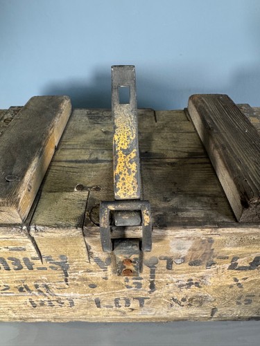 Wooden Ammo Box Case With Cushioned interia And Beautiful Lock VGC Vintage - Picture 4 of 14