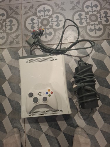 Microsoft XBox 360 Pro 4GB 2K6 Bundle - White - Picture 1 of 10