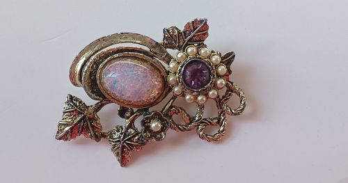 Schöne unmarkierte gemischte Brosche mit Kunstopal, Amethyst und Perlen - Bild 1 von 5