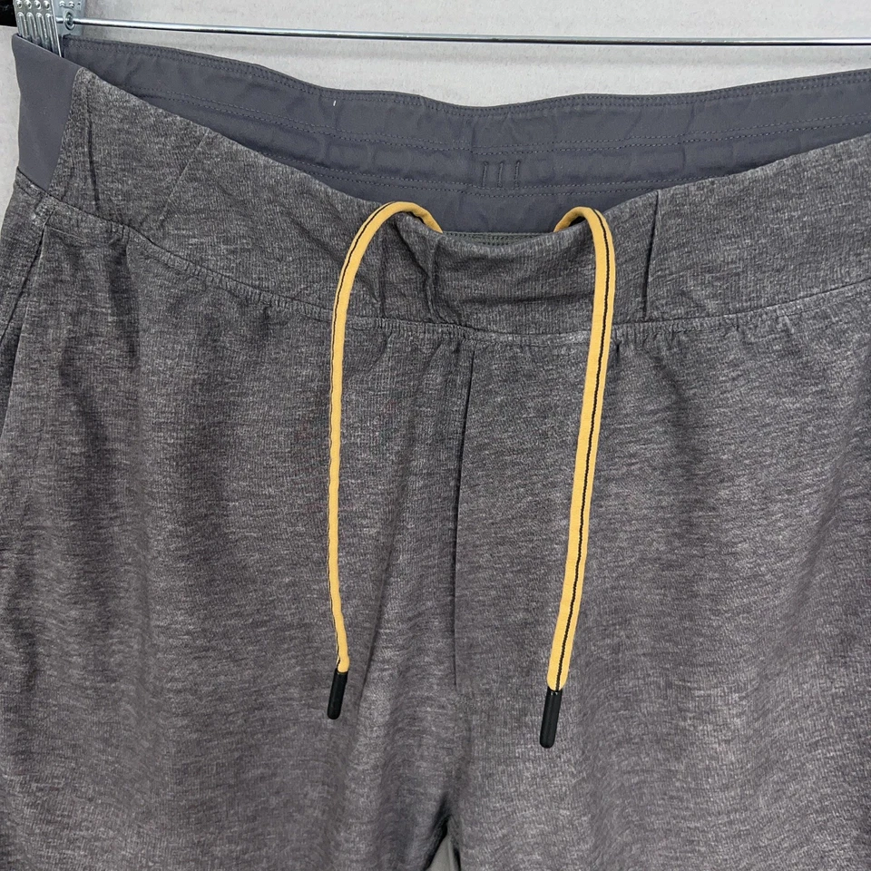 Pantalones Cortos Deportivos para Correr Rhone Mako Forrados Para Hombres Grandes Gris Cremallera Bolsillo Cordón Foto 4 de 4