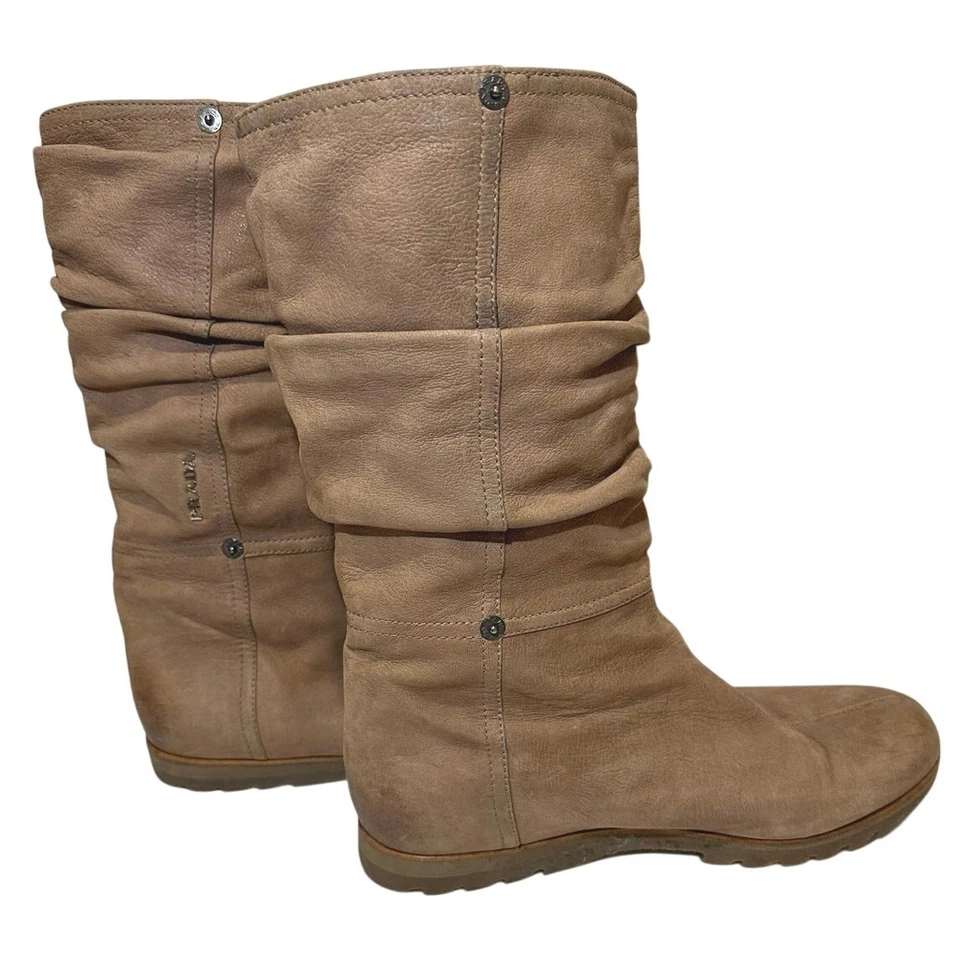 Botas Prada Sport para mujer marrón holgadas gamuza media pantorrilla planas talla 38/US7 Foto 2 de 4