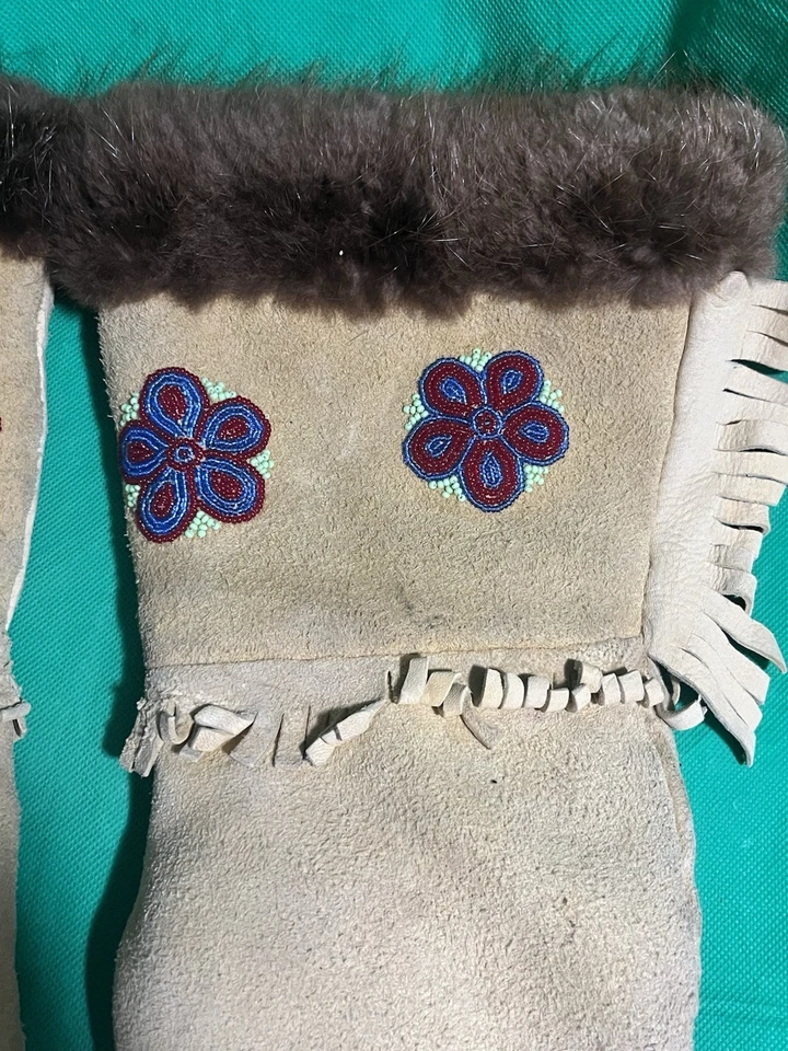 ¿Gamuza alce? Mitones grandes para adultos con cuentas recortados de piel usados Foto 4 de 4