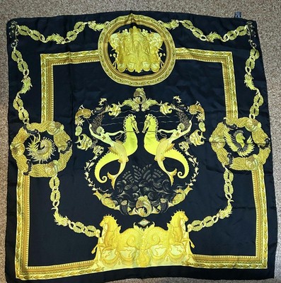 ATELIER VERSACE シルクスカーフ 黒・金 約90cm 390 VERSACE Black & Gold Iconic Baroque Silk Scarf 90x90cm