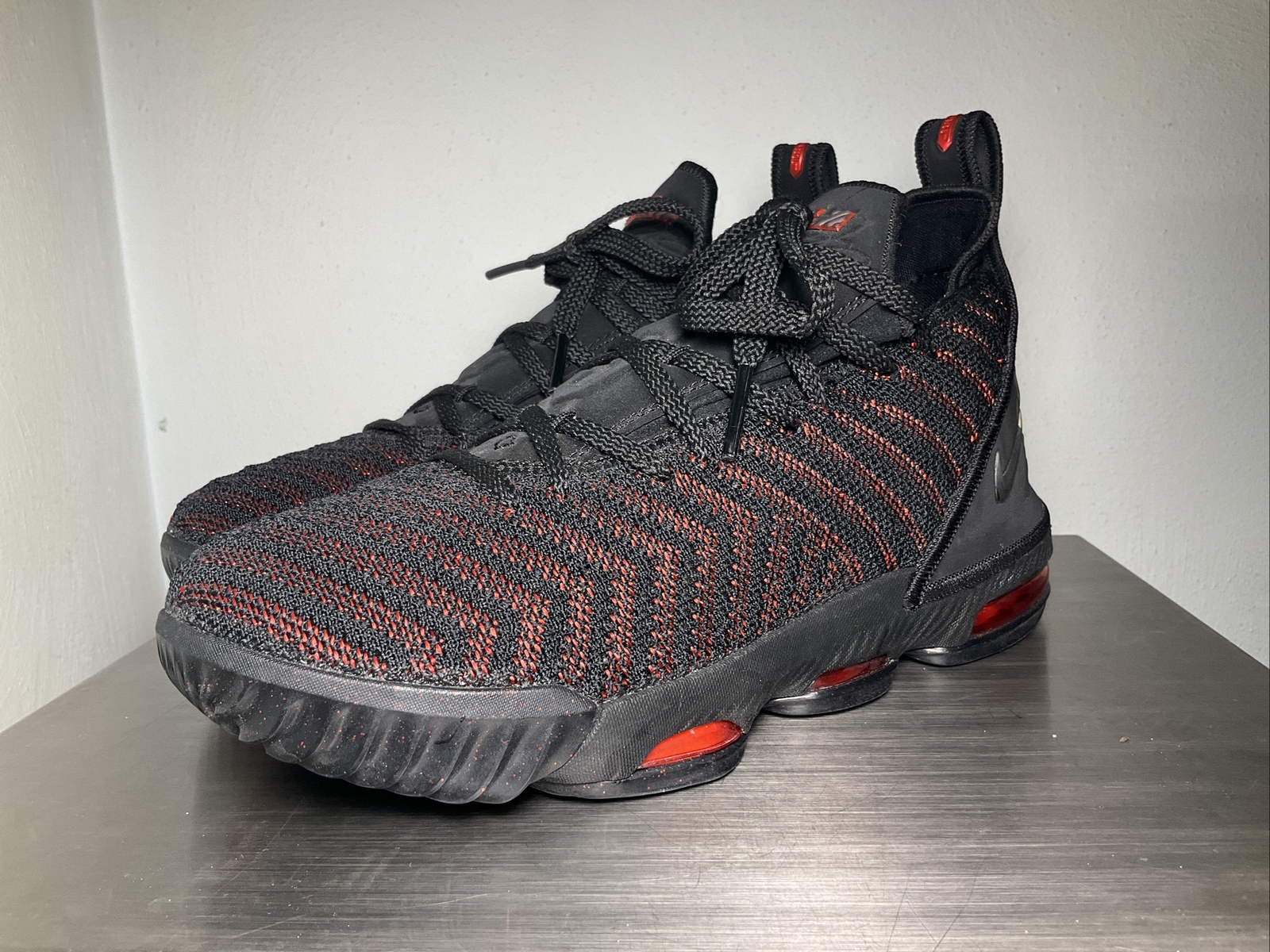 lebron james 16 bred