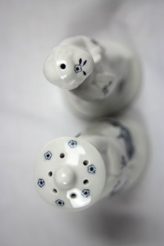 Regina Stoke-On-Trent Salt & Pepper Set Asian Couple Blue White - Picture 9 of 10