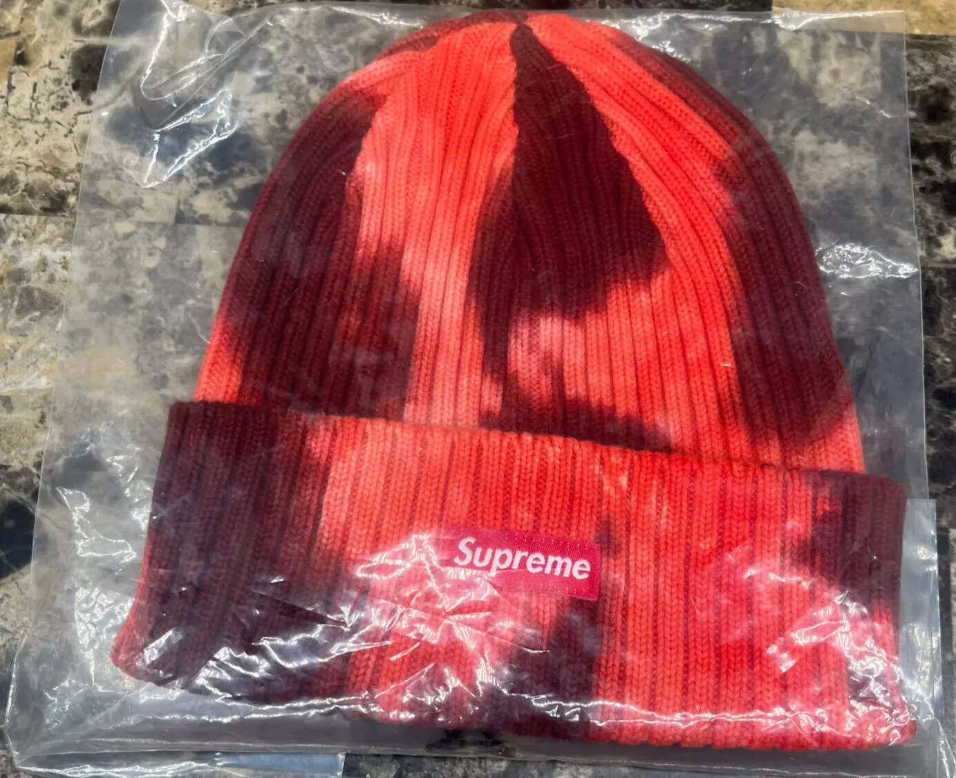Supereme bonnet surteint éclaboussures rouge SS24 NEUF