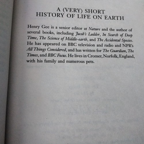 A very short history of life on earth Henry Gee 2021 paperback book. - Picture 3 of 9