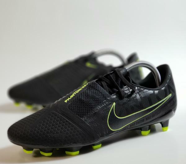 fg soccer cleats on turf