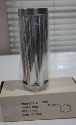 NEW Vintage The Pampered Chef Valtrompia Flower Bread Tube New in Box #1550