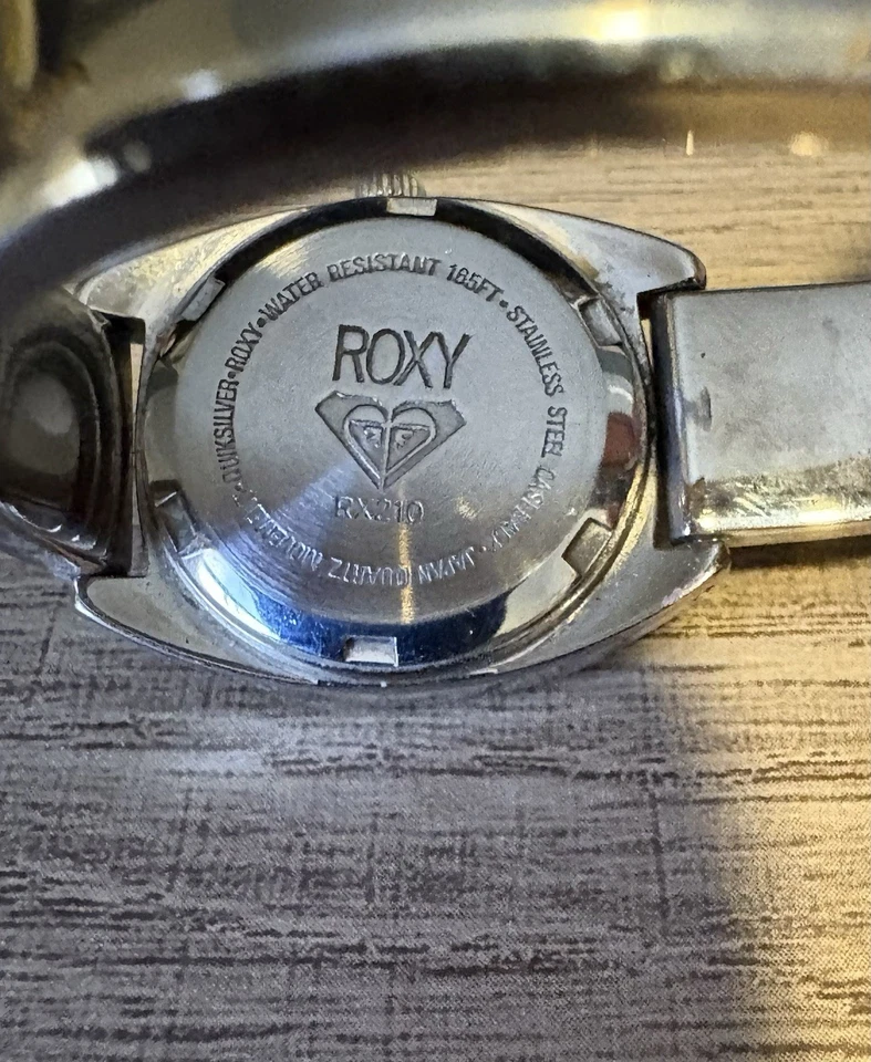 Reloj Roxy para mujer tono plateado con esfera azul necesita una batería nueva Foto 2 de 3