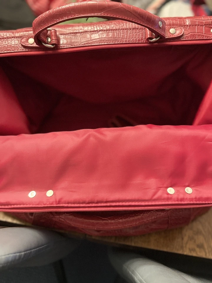 Bolso de Viaje Grande para Baño y Cuerpo Correa de Cuero Sintético de Cocodrilo Rojo en Relieve Usado en Excelente Condición Foto 2 de 4