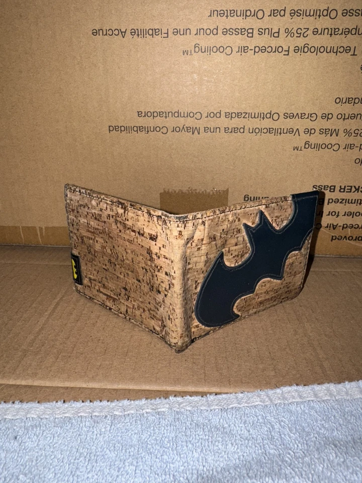 USED Bioworld DC comic Batman Bi-fold brown and black Cork Wallet - Image 4 of 4