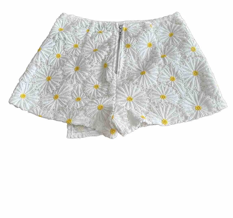 Falda corta Forever 21 floral de encaje de ganchillo con cremallera blanca talla pequeña Foto 4 de 4