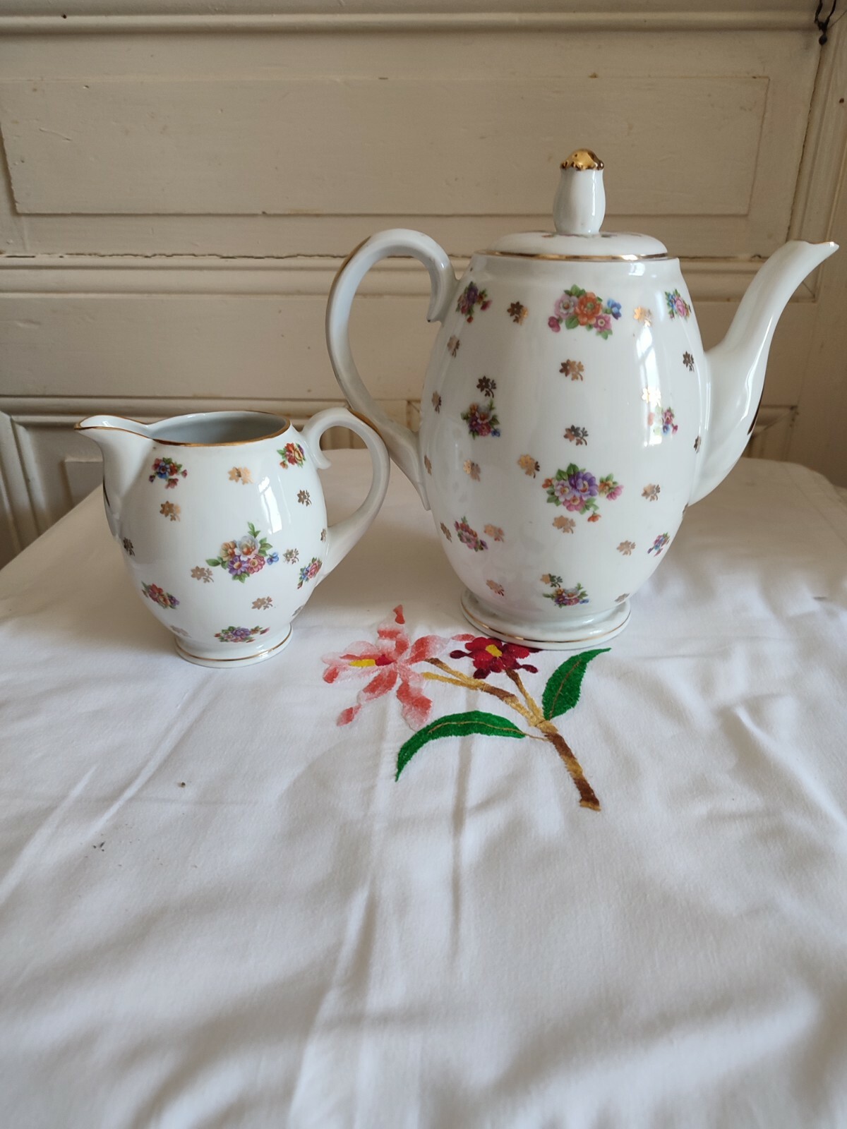 Tetera Y Lechera De Porcelana Francia Con Decoración Floral Y Dorados