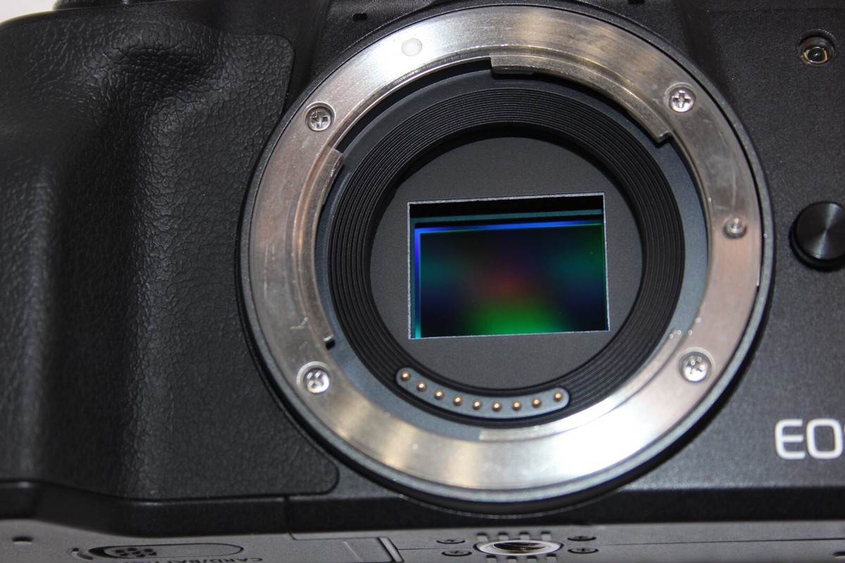 MINT] CANON EOS Kiss M / M50 Mirrorless w/EF-M15-45mm LENS from