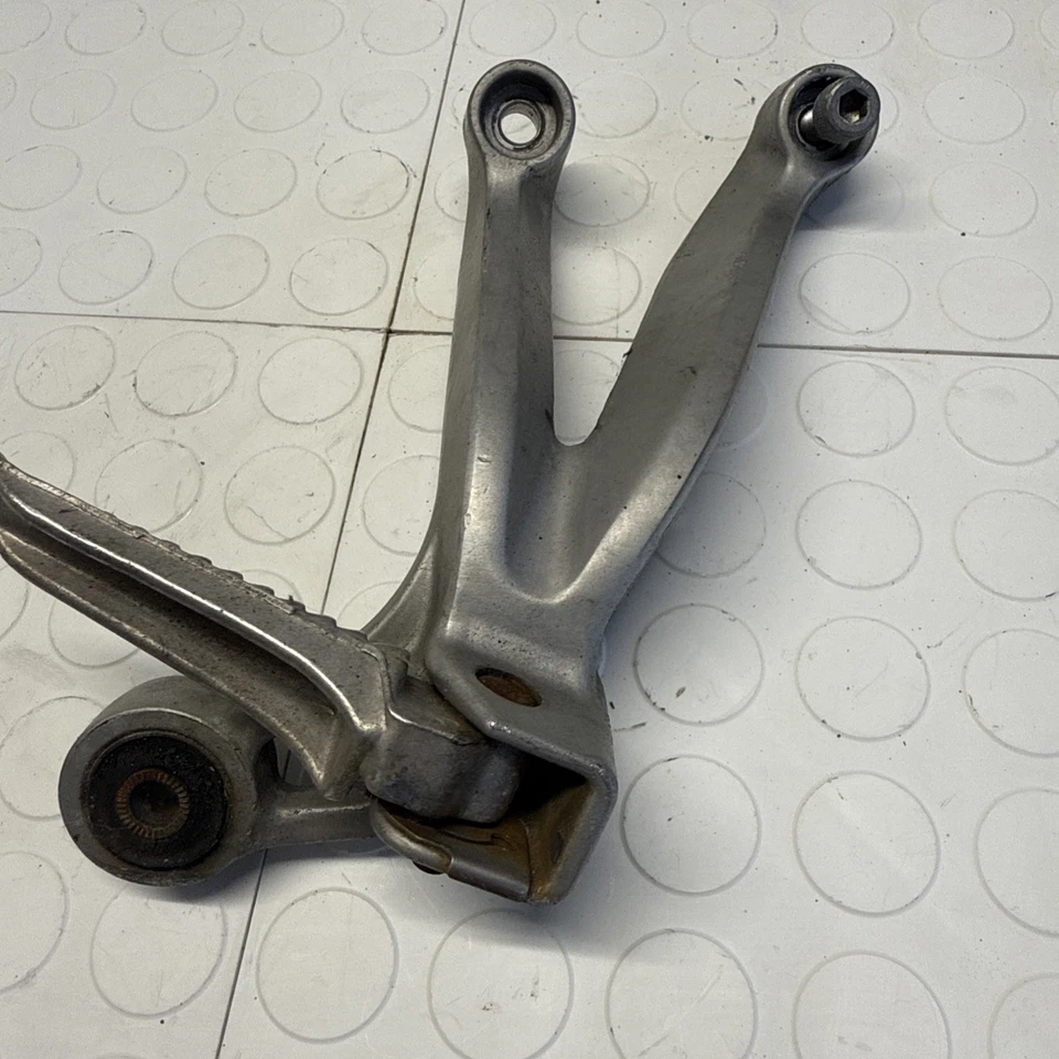 2002 Suzuki GSXR600 passageiro traseiro direito footpeg e suporte OEM - Imagem 3 de 4