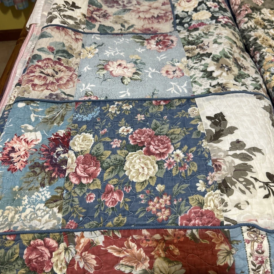 Juego de 2 edredones florales de retazos vintage ropa de cama de casa de campo en mal estado Foto 2 de 4