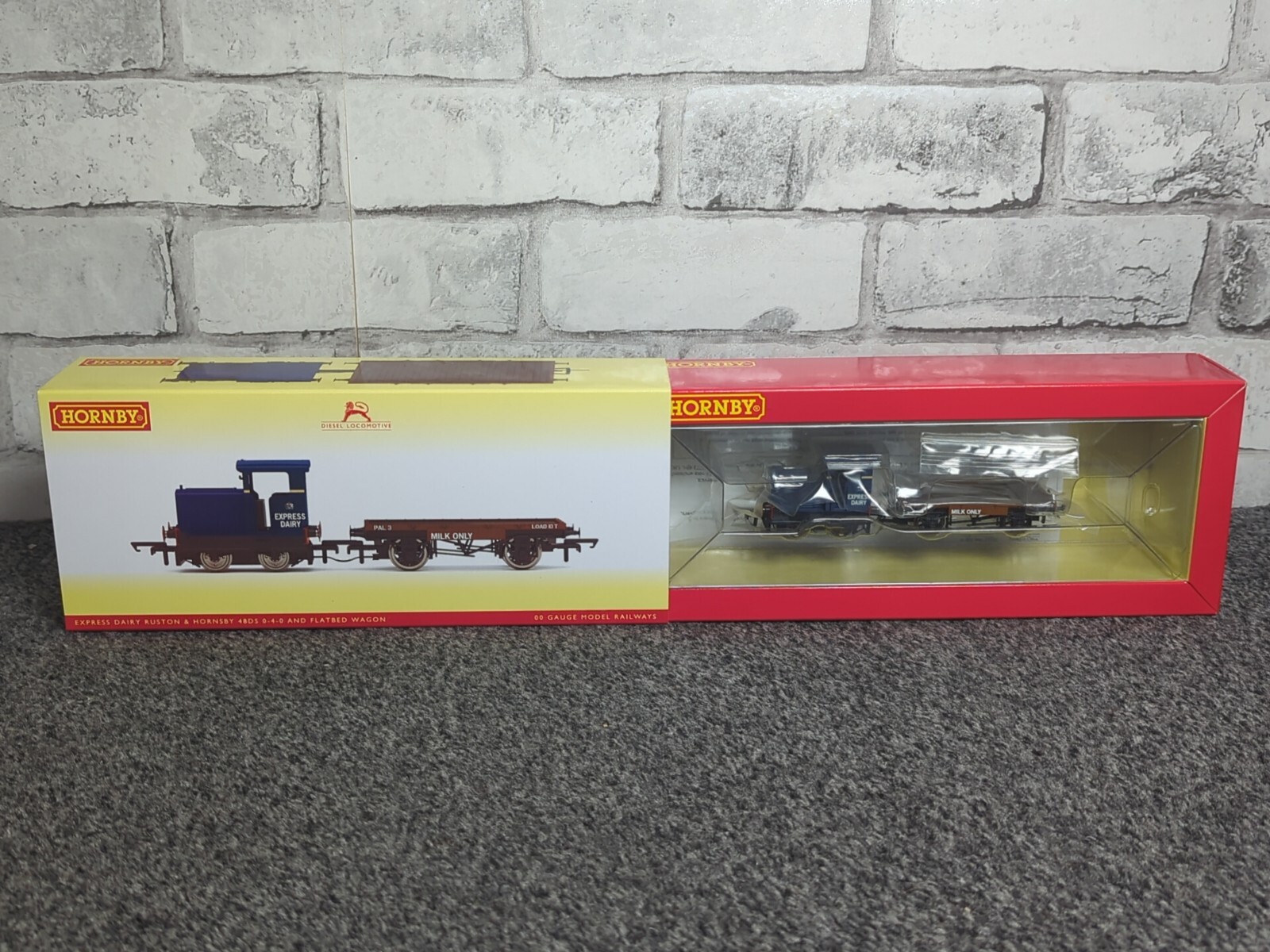 Hornby R3943 Express Dairy Co. Ltd, Ruston & Hornsby 48DS, 040