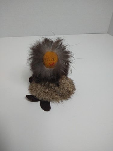 Vintage Handarbeit Kaninchenfell Eskimo Puppe Künstler signiert schöner Zustand Volkskunst - Bild 1 von 4