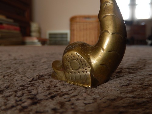 Estatuilla de pez miniatura vintage de latón con cola - Imagen 17 de 17