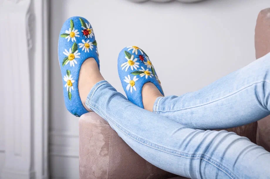 女士的吉尔吉斯毛毡拖鞋蓝色花卉 100% 美利奴羊毛手工舒适美国 5-12 — 第 4/4 张图片