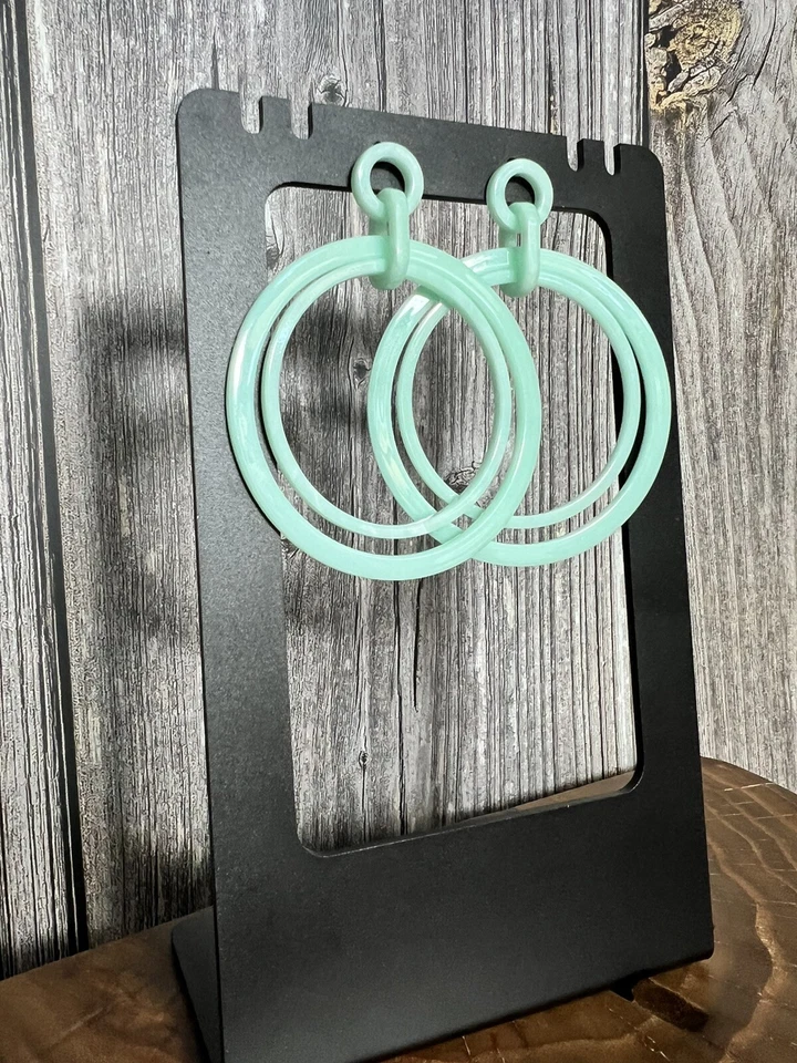 Pendientes colgantes de doble aro de plástico color verde turquesa Foto 2 de 4