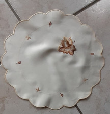Deckchen mit Stickerei