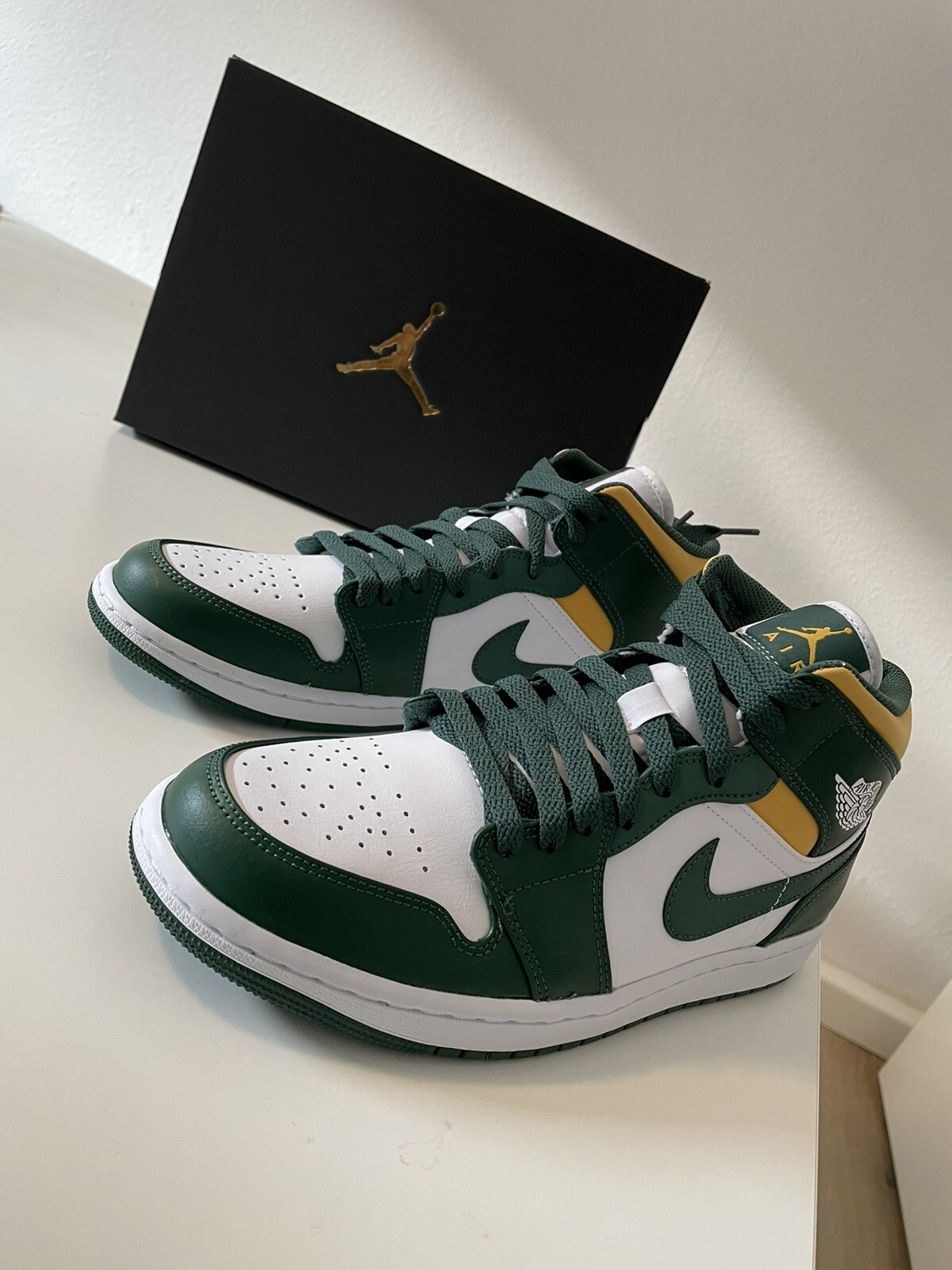 Купить Nike Air Jordan 1 Mid Sonics EU 44 на Аукцион DE из Германии с  доставкой в Россию, Украину, Казахстан