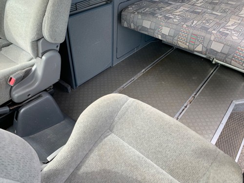 TOYOTA HIACE 2.5 DIESEL 2/4 BERTH HITOP CAMPER VAV - Picture 15 of 17