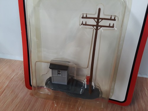 Atlas HO Telephone Shanty & Pole # 605, #705 Built - Picture 3 of 4