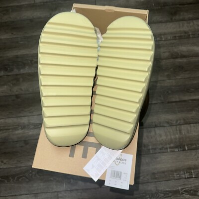 靴 YEEZY SLIDE adidas Yeezy Slide // Available Monday 7/25 exclusively at