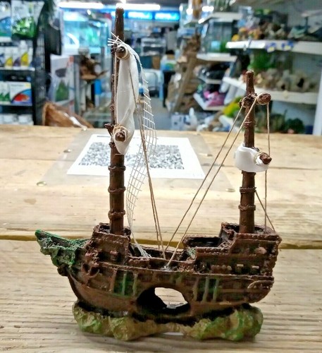 Sunken Pirate Ship with White Fabric Sails Fish Tank Aquarium Ornament - Afbeelding 1 van 11