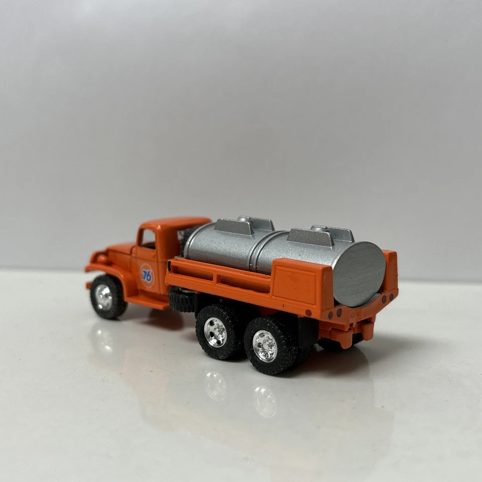 Коллекционная литая модель диорамы автоцистерны 1941-1945 GMC CCKW 6x6 масштаб 1:64 - Изображение 4 из 4