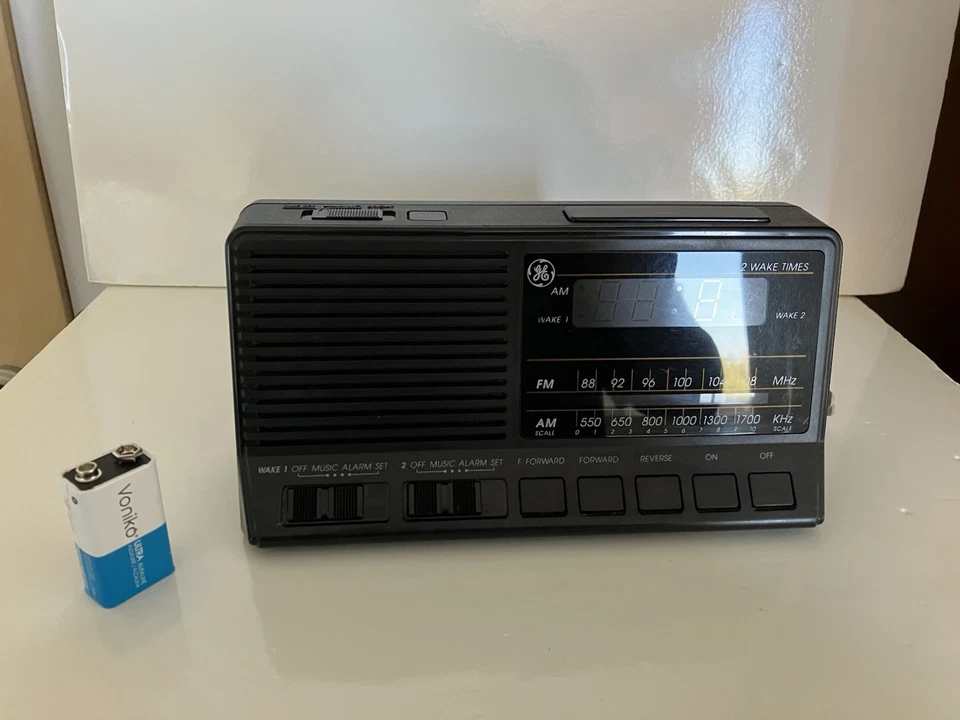 Radio reloj despertador digital AM/FM vintage GE 7-4648B Foto 2 de 4