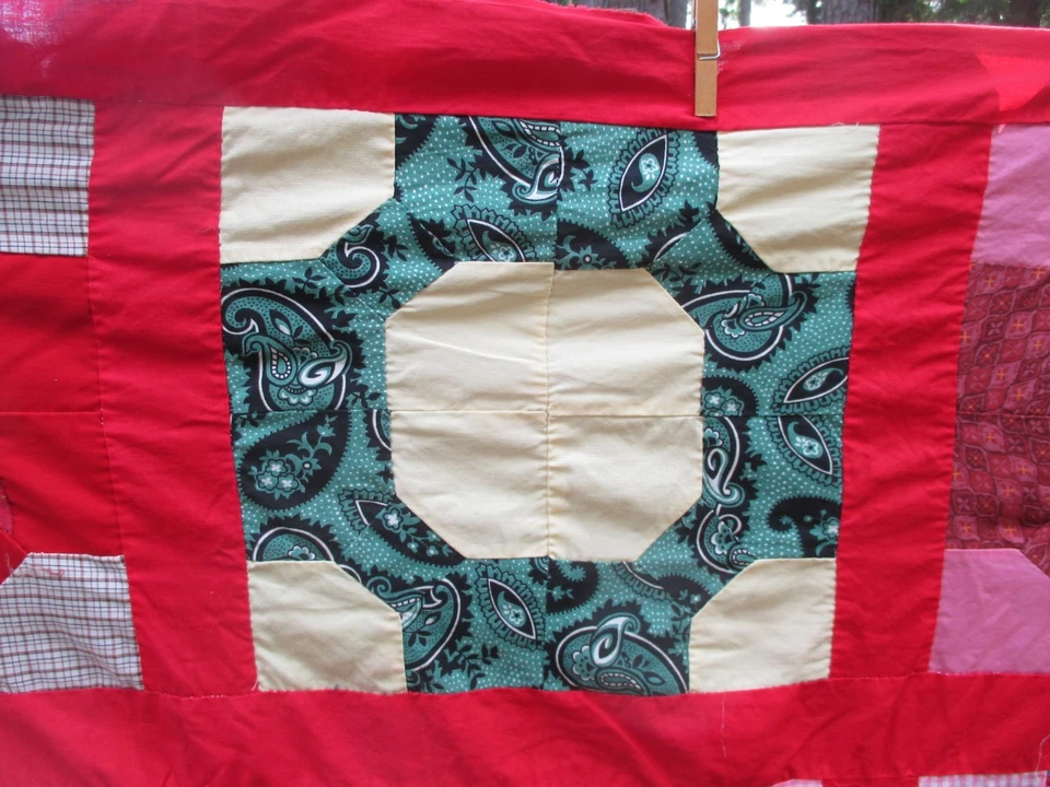 Vintage 1940's Bowtie Wreath Quilt Top.  Hand Pieced. Sized 75" X 86" - Image 3 of 4