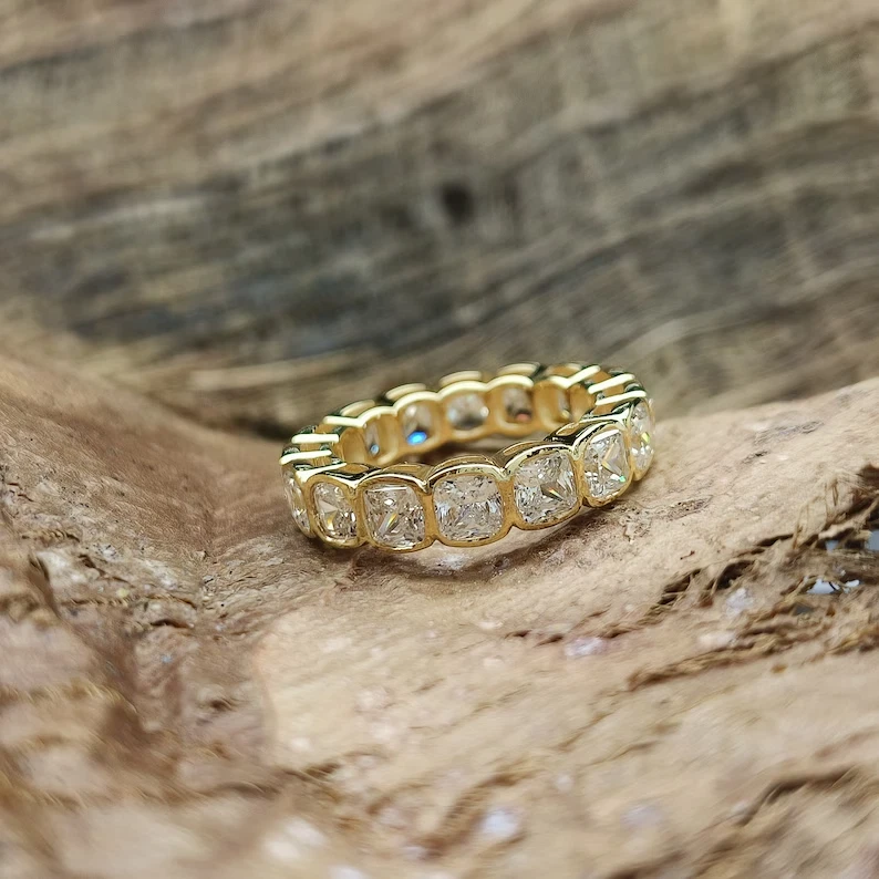 Anillo de eternidad de boda de diamantes simulados de corte cojín de 4 quilates enchapado en oro amarillo de 14 k Foto 2 de 4