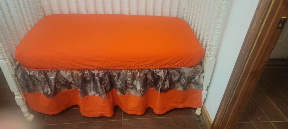 Falda Cuna con Camuflaje Camuflaje y Tela Naranja y Sábana Cuna Naranja Foto 2 de 2