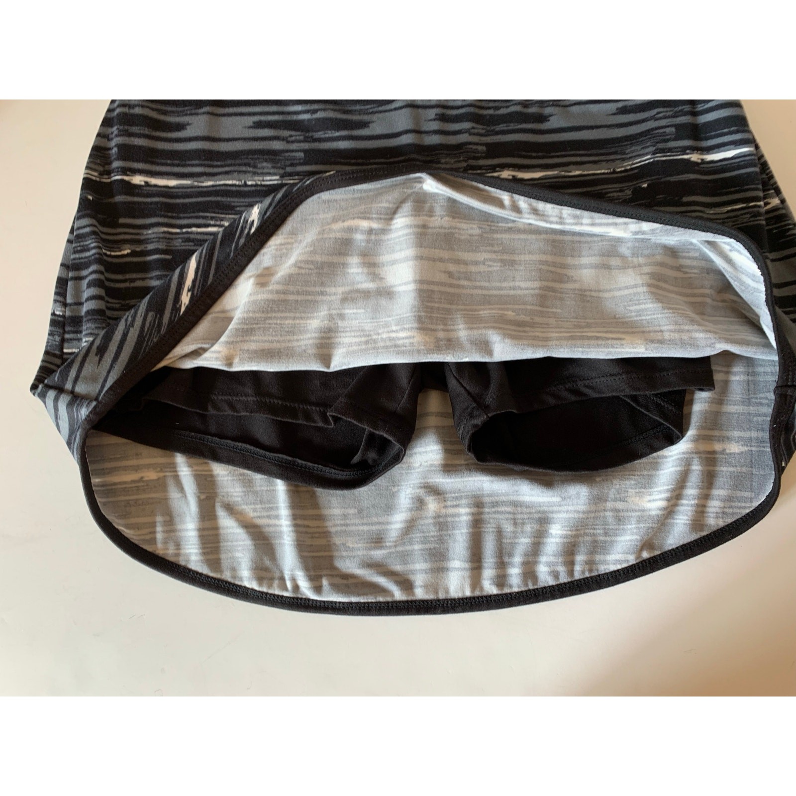 Lola skort size small.  horizontal pattern.  roun… - image 3