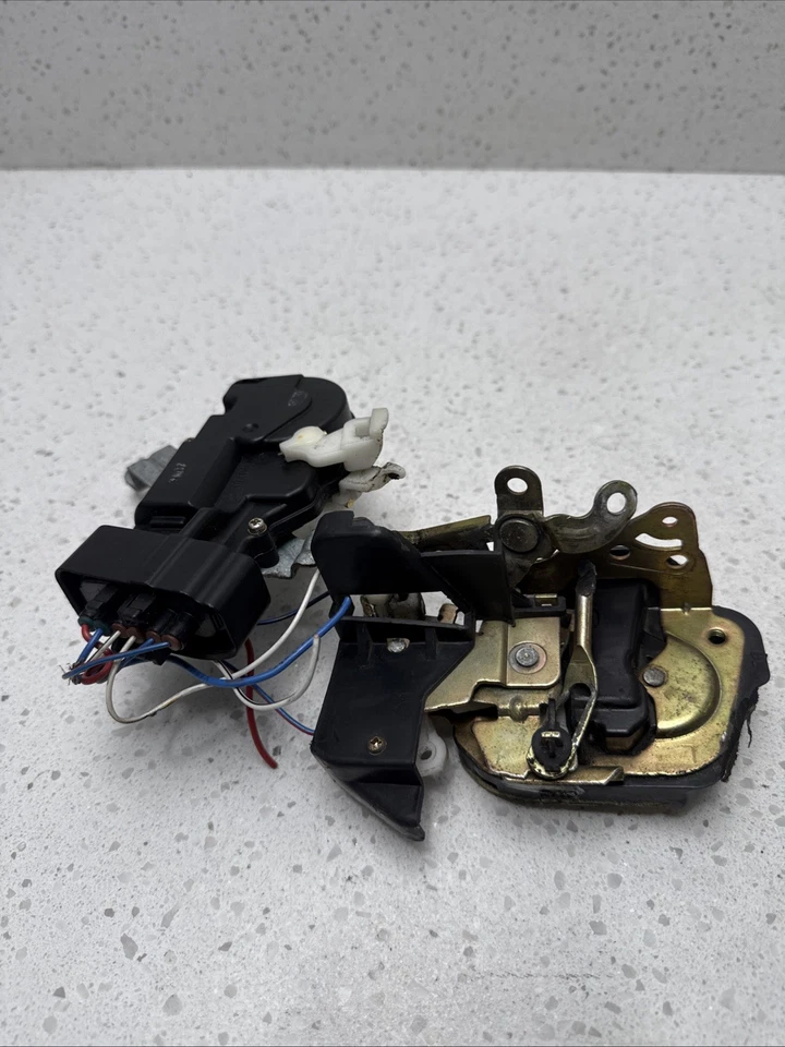 1998-2002 Toyota Corolla Front Driver Left Side Door Lock Latch Actuator OEM - Image 4 of 4