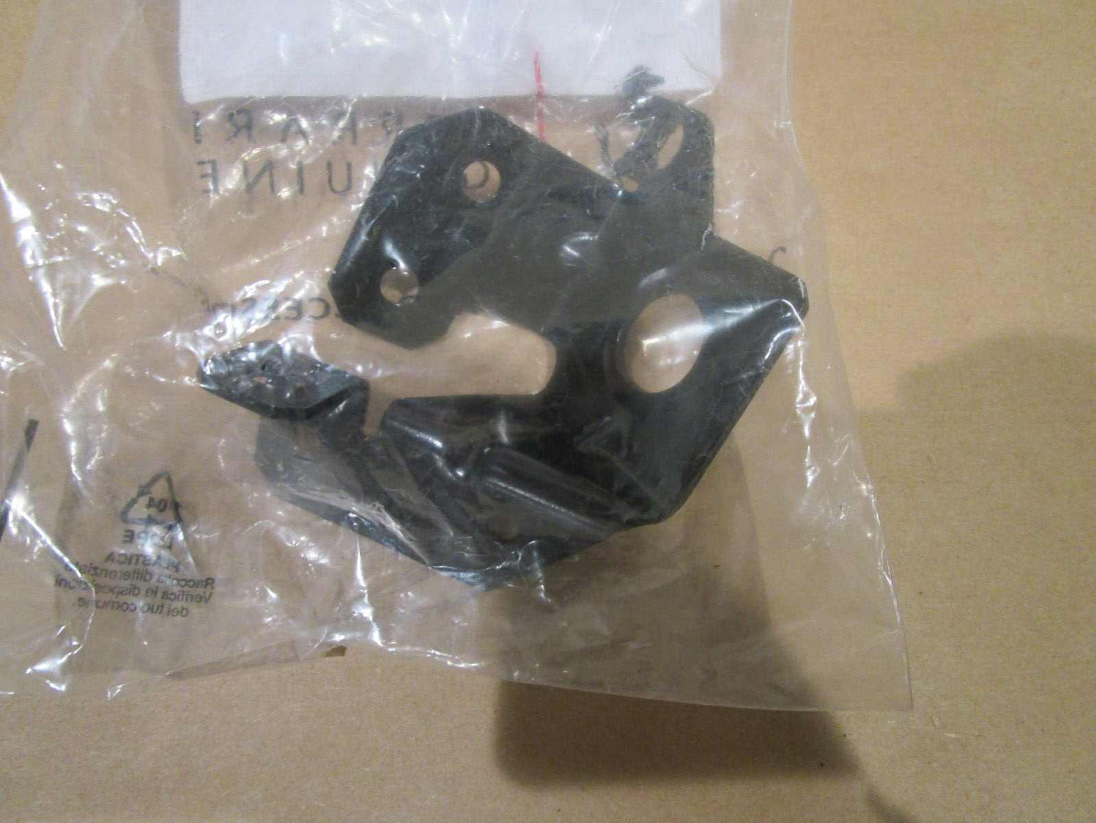 Ferrari 458,488,F8 - RH Bracket   (NEW) P/N 985257198