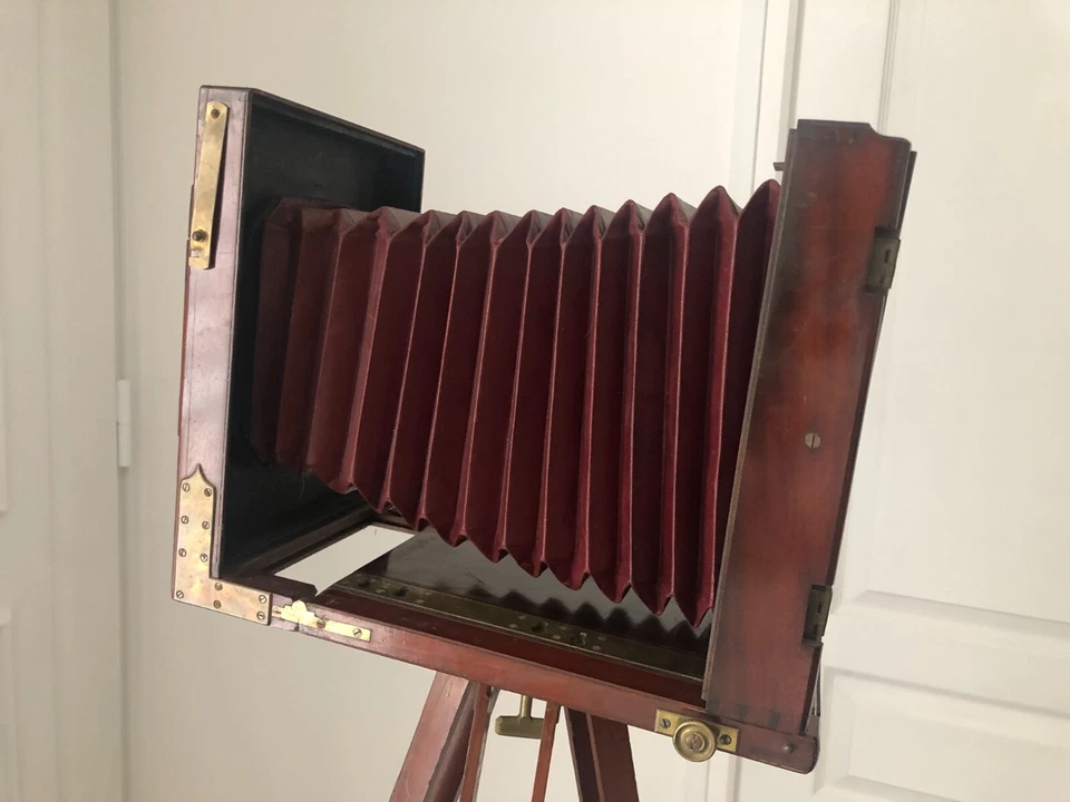 SUPERBE CHAMBRE PHOTO EN ACAJOU DEROGY 13 x 18 ET SON TRÉPIED, FIN XIX ème - Photo 4/4