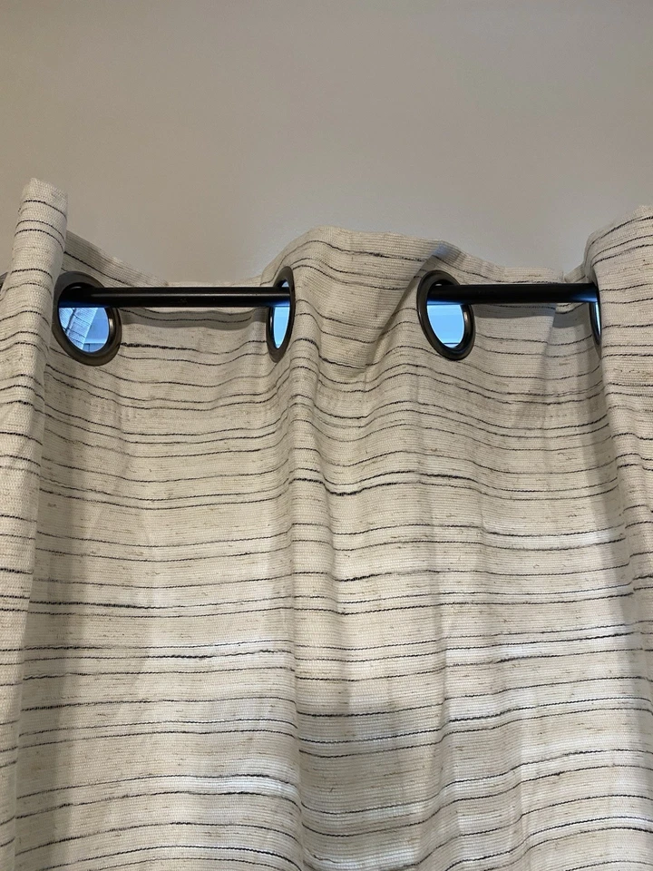 Par de cortinas Eclipse Branson Magnitech 100 % oscuras, ojal marfil Foto 4 de 4